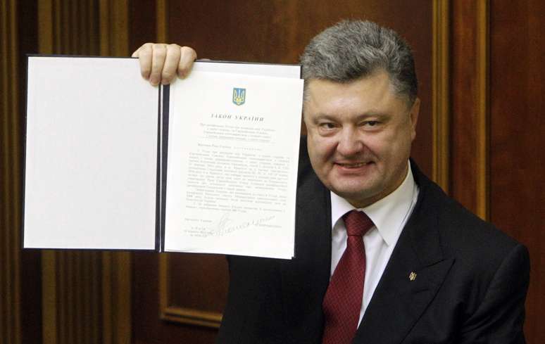 Poroshenko mostra documento de acordo da Ucrânia com a União Europeia