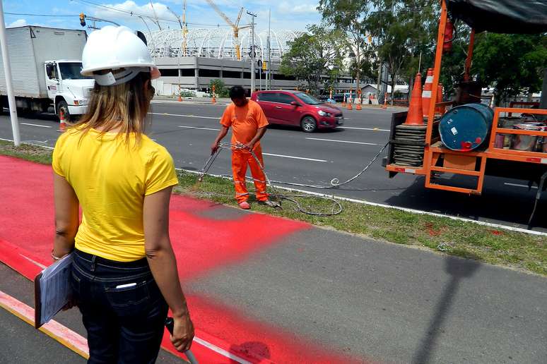 <p>Ciclovia construída ao lado do passeio público em frente ao estádio Beira Rio em Porto Alegre</p>