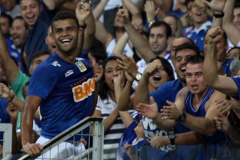 <p>Alisson faz a festa com a torcida do Cruzeiro em vitória sobre o Atlético-PR no Mineirão.</p>