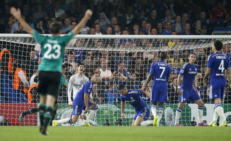 Defesa do Chelsea lamenta após gol de Huntelaar, que decretou o empate com o Schalke 04