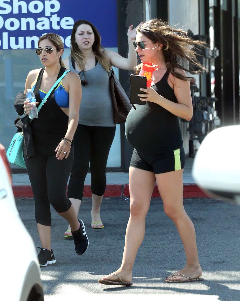 Mila Kunis aparece grávida