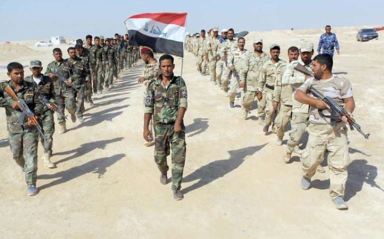 Combatentes xiitas, que se juntaram ao Exército iraquiano para combater o Estado Islâmico, durante treino no deserto. 16/09/2014