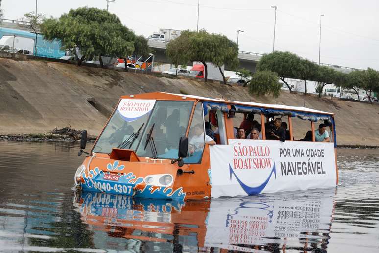 Ônibus anfíbio navega pelo Rio Tietê, na altura do Cebolão, em São Paulo (SP), na manhã desta quarta-feira (17)