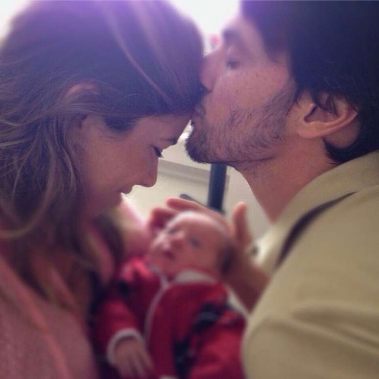 <p>Patricia Abravanel ganha beijo do marido, o deputado Fábio Faria, ao deixar maternidade em São Paulo</p>