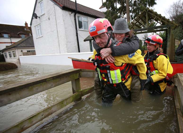 <p>O Reino Unido &eacute; atingido por inunda&ccedil;&otilde;es e milhares ficaram desabrigados</p>