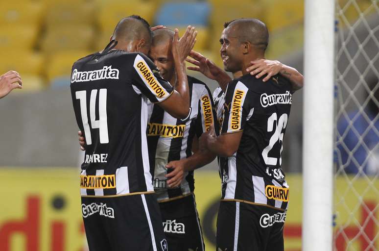 <p>Jogadores do Botafogo comemoram um dos gols de Emerson no jogo</p>