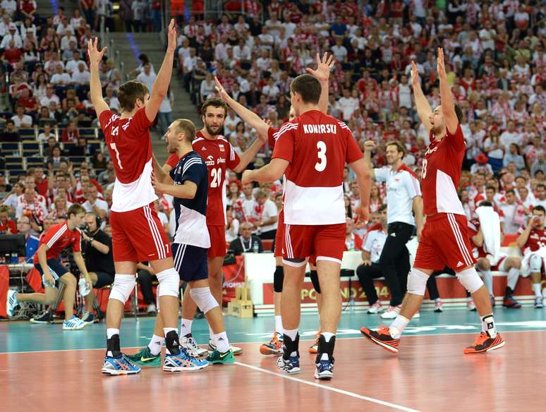 Jogadores da Polônia comemoram ponto diante da Rússia