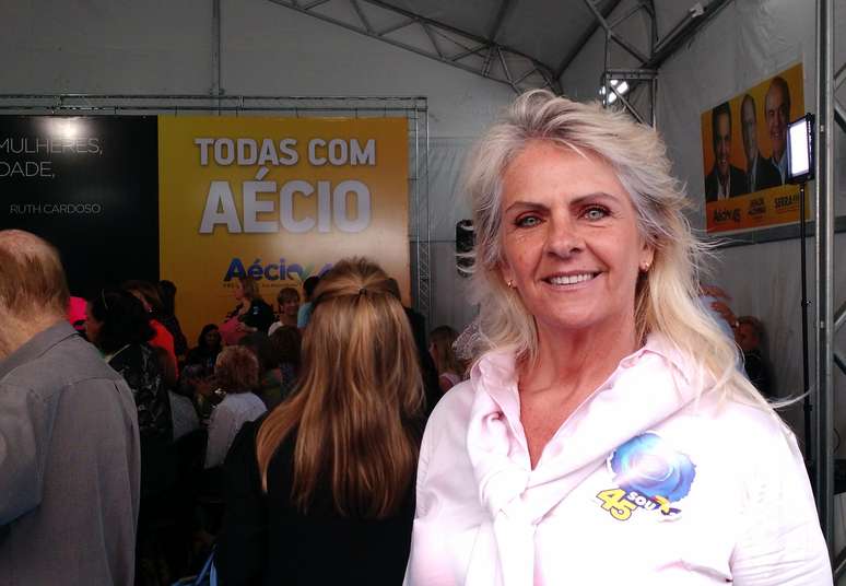 <p>Mãe da modelo, Ione Zukauskas vota no candidato por que torce "para que todos sejam iguais"</p>