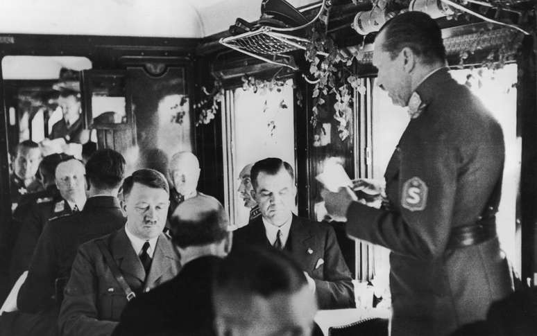 Hitler em mesa de jantar com seus apoiadores