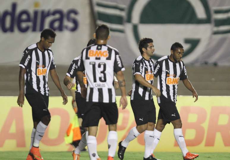 <p>Jogadores do Atlético-MG comemoram o primeiro gol sobre o Goiás no Serra Dourada</p>