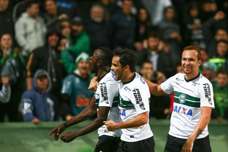 <p>Equipe do Coritiba faz a festa contra o S&atilde;o Paulo</p>