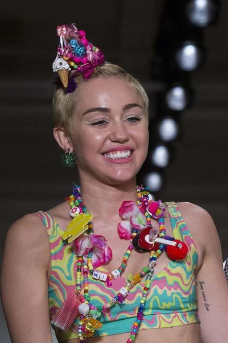 <p>Cantora Miley Cyrus em desfile durante a Semana de Moda de Nova York. 10/09/2014</p>
