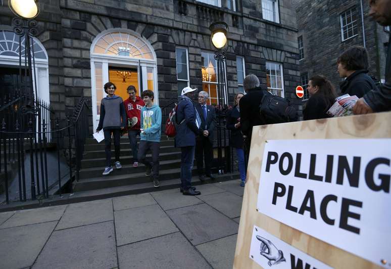 <p>Jovens eleitores deixam um local de votação na Praça Charlotte, em Edimburgo, Escócia</p>