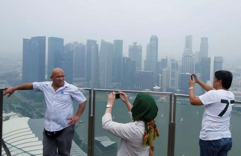 Visitantes tiram foto de Cingapura antes do fim de semana do GP de Fórmula 1. 18/09/2014