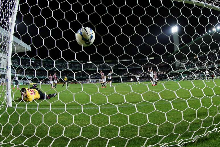 <p>Bola repousa no gol do São Paulo durante vitória do Coritiba. </p>