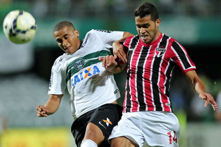 <p>Alan Kardec briga pela bola no Couto Pereira</p>