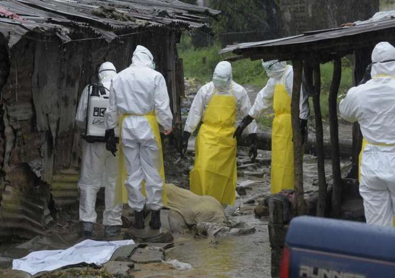 <p>Equipe de sa&uacute;de resgata corpo abandonado de morto com sintomas do Ebola em Monr&oacute;via, na Lib&eacute;ria</p>