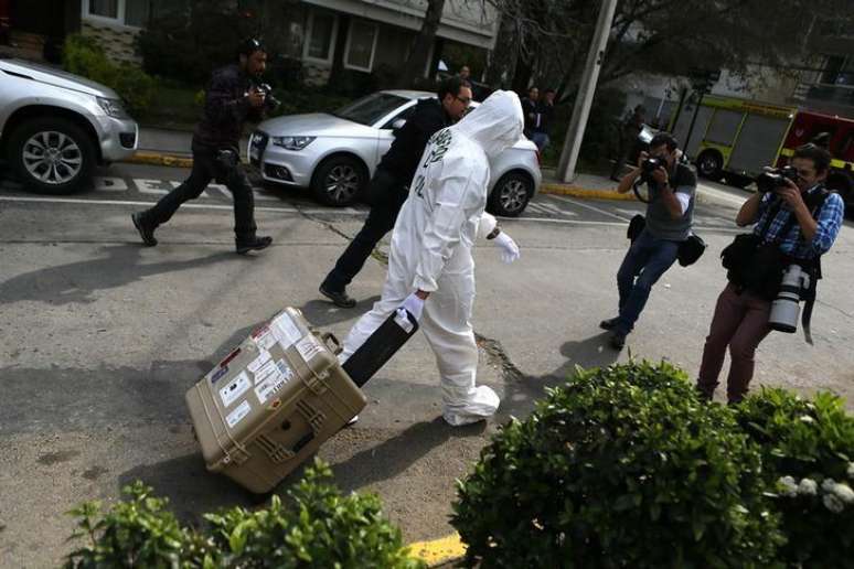 <p>Policial deixa &aacute;rea onde bomba explodiu em Santiago, em 8 de setembro</p>