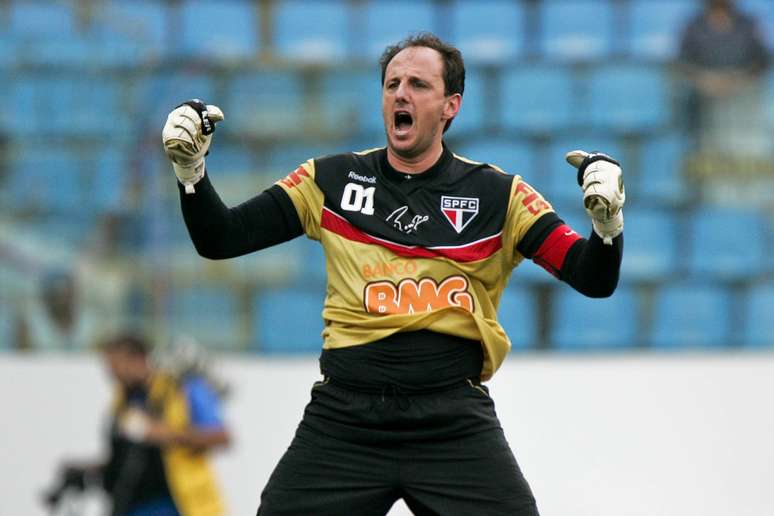 <p>Rogério Ceni comemora 100º gol contra o Corinthians</p>