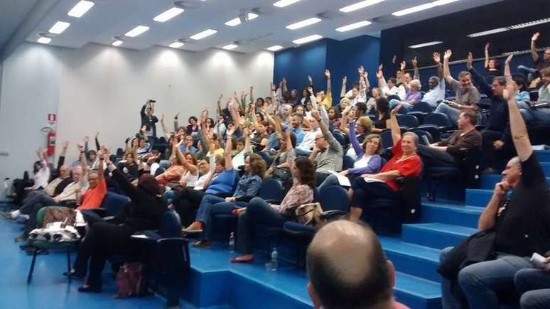 <p>Em reunião no anfiteatro do prédio de História e Geografia da FFLCH, professores votaram o fim da greve que já dura 115 dias na USP</p>