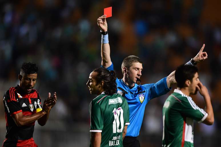 Valdivia entrou bem, deu passe para gol, mas perdeu a cabeça e acabou expulso no fim da partida