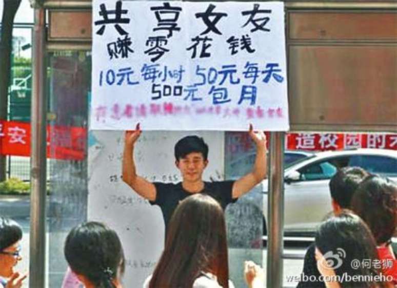 <p>Oferecendo a namorada por trocado. 10 renmimibis por hora, 50 renminmbis aproximadamente, 500 renmimbis o mês, diz o cartaz</p>