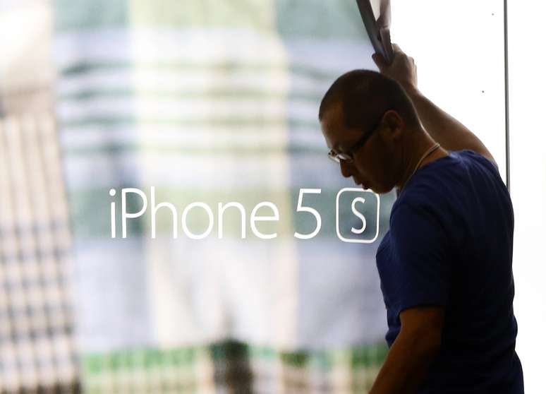 Horas antes do lançamento, funcionário retira pôster do antecessor do iPhone 6, o iPhone 5S 