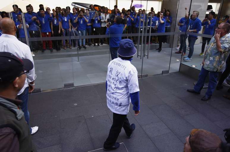 Em Sydney, Austrália, mulher também protestou contra o regime de trabalho de fornecedores da Apple na China 
