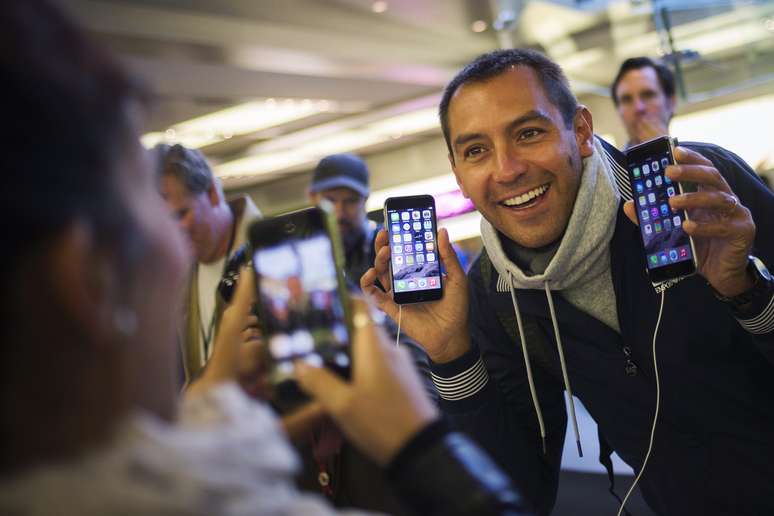 Italiano Michele Mattana posa com os novos aparelhos da Apple 6 na loja da Apple na 5ª Avenida, em Nova Iorque