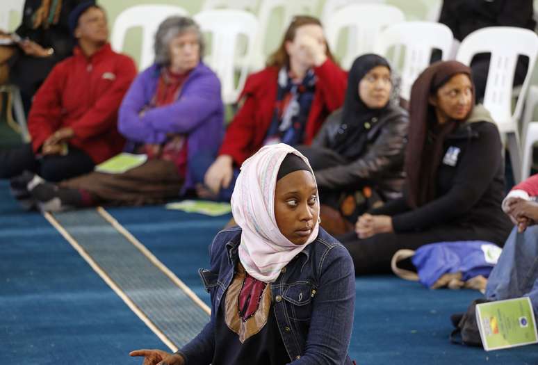 <p>Mulheres e homens dividem a mesma área na "Open Mosque", inaugurada nesta sexta-feira, na Cidade do Cabo</p>