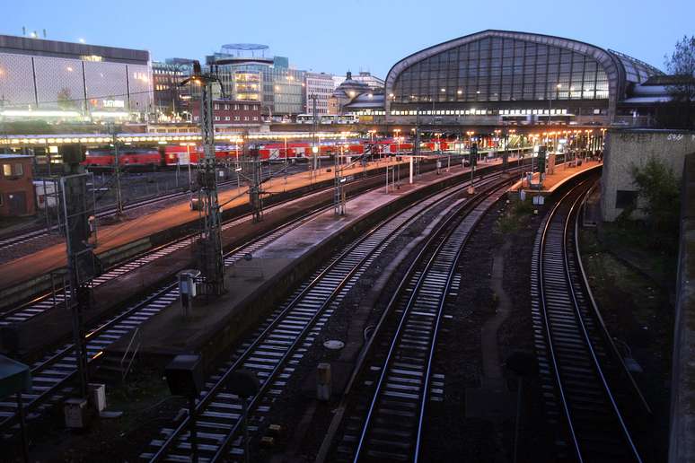 <p>A principal estação de trem de Hamburgo em novembro de 2007</p><p> </p>