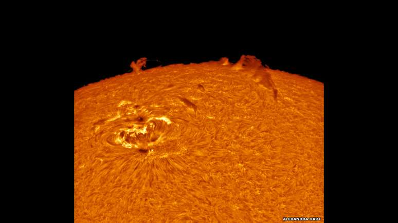 <p>O gás superaquecido na superfície de ebulição do sol foi registrado em foto por Alexandra Hart  ela venceu a categoria Nosso Sistema Solar.</p>