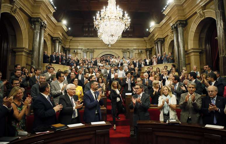 <p>Membros do parlamento catal&atilde;o aplaudem em Barcelona a aprova&ccedil;&atilde;o da lei que autoriza a realiza&ccedil;&atilde;o de um referendo sobre a independ&ecirc;ncia da regi&atilde;o</p>