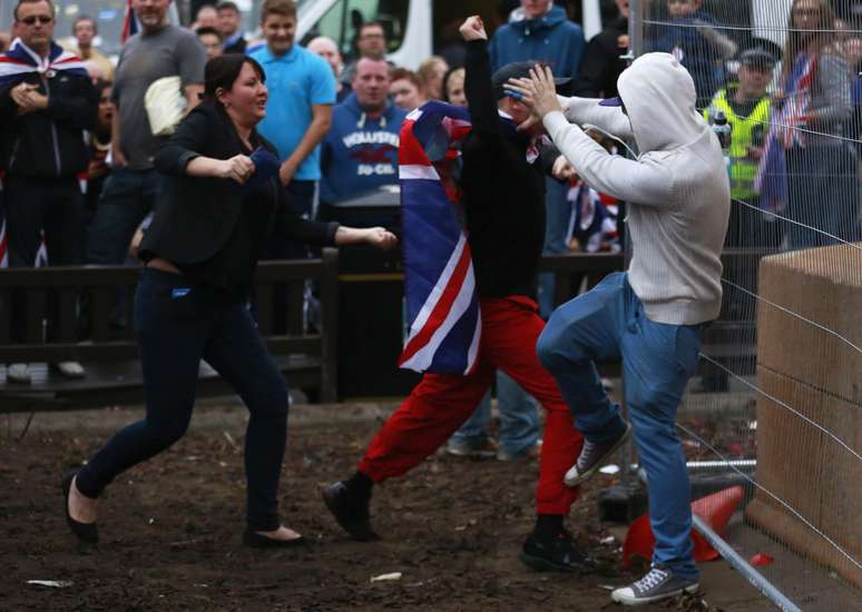 <p>Manifestantes a favor e contra à independência do Reino Unidos se enfrentam na George Square</p>