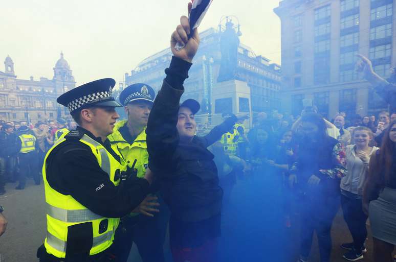 <p>Os policiais tiveram de intervir para controlar algumas pessoas que participavam do ato</p>