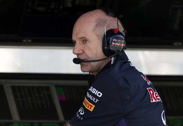 Diretor técnico da Red Bull, Adrian Newey, conversa por rádio durante GP da Austrália de F1. 14/03/2014