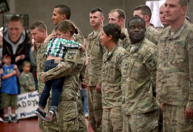 <p>A emoção do encontro de mãe e filho fez militares sorrirem e chorarem</p>