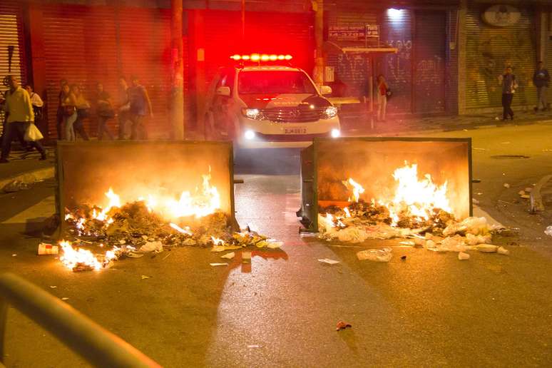 Camelôs atearam fogo no lixo para atrapalhar a ação da polícia