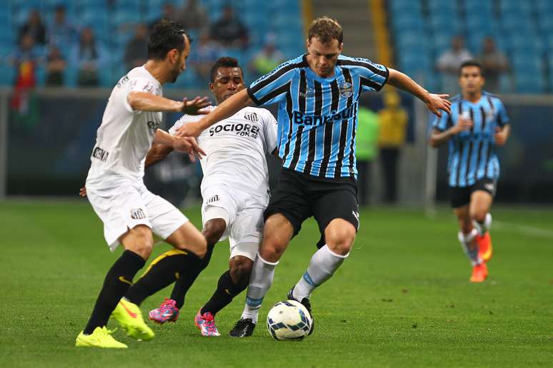 <p>Lucas Coelho substituiu Barcos e teve ao menos três chances claras para abrir o placar, mas parou na boa atuação de Aranha, no empate por 0 a 0, nesta quinta-feira, na Arena Grêmio.</p>