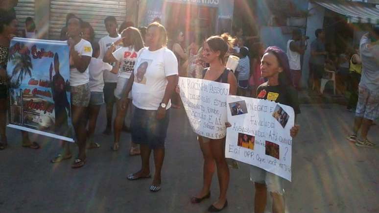 <p><span style="color: rgb(80, 80, 80); font-family: arial, verdana, sans-serif; font-size: 13px; line-height: 16px;">Mulheres se uniram e promovem reuniões de mães de vítimas policiais nas comunidades do Rio</span></p>