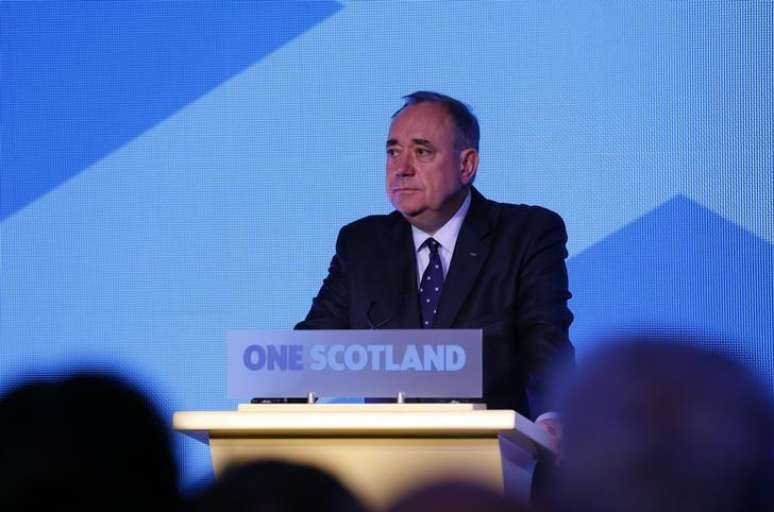 <p>Primeiro-ministro da Escócia, Alex Salmond, fala na sede da campanha do "Sim" no referendo da Escócia, em Edimburgo</p>