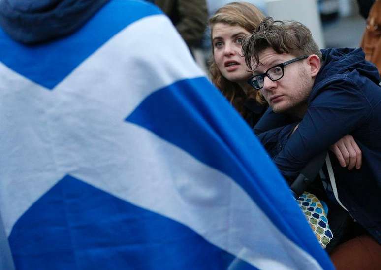 <p>Casal do lado de fora do Parlamento da Escócia, em Edimburgo, após referendo sobre a independência</p>