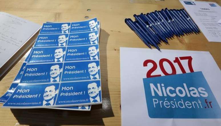 <p>Adesivos com imagem do ex-presidente franc&ecirc;s Nicolas Sarkozy em mesa durante reuni&atilde;o da juventude do partido UMP em Nice em seis de setembro</p>