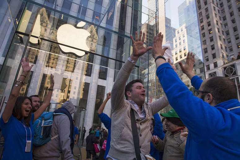 Gibsons ainda recebeu o clássico cumprimento dos funcionários da Apple ao comprar o aparelho, o high five(conhecido no Brasil como toca aqui)  