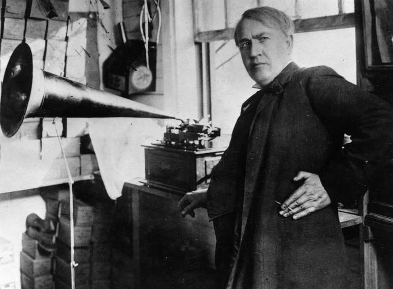 Thomas Edison ao lado de uma de suas maiores invenções, o fonógrafo, primeiro aparelho da história capaz de gravar e reproduzir sons
