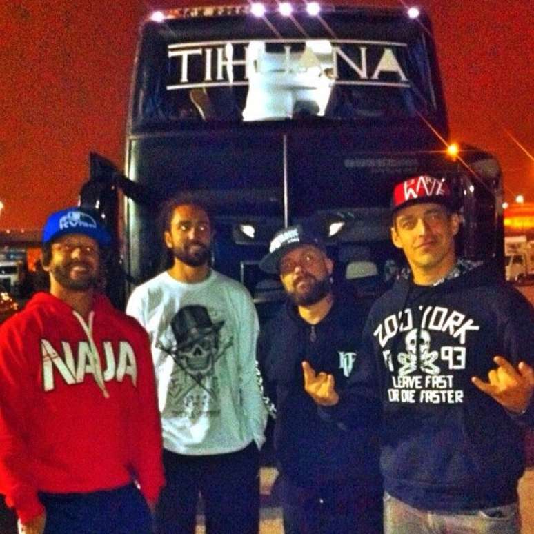 Ônibus do Tihuana e a banda, em foto postada no Facebook oficial do grupo antes do acidente