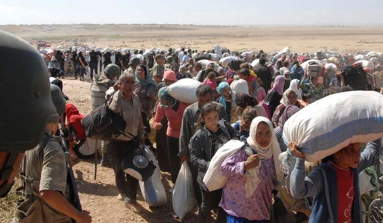Centenas de refugiados curdos estão na fronteira da Turquia nesta sexta-feira