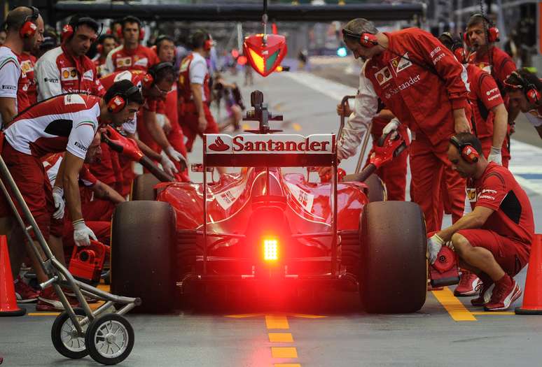 Fernando Alonso entra nos boxes durante o terceiro treino livre para o GP de Cingapura