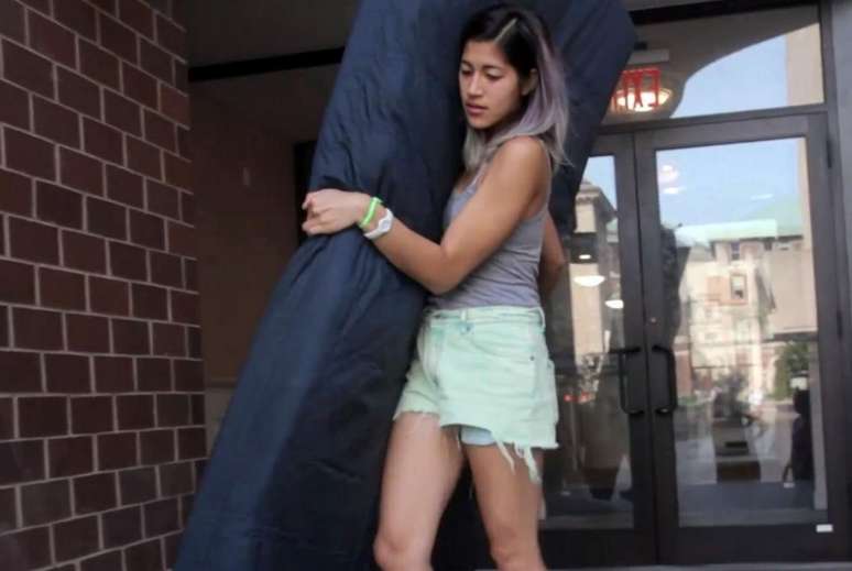 <p>Emma Sulkowicz foi violentada em sua própria cama por um colega de classe</p>