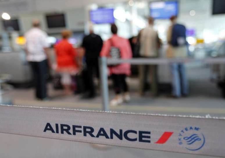 <p>Passageiros esperam nos balc&otilde;es de check-in da Air France no aeroporto de Marselha&nbsp;durante uma semana de greve da compahia a&eacute;rea</p>